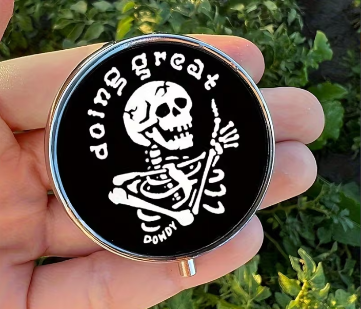 Funny Skeleton Pill Case – "Doing Great" Goth Pill Organizer – Sarcastic Medication Holder – Cute Compact Vitamin Box – Alternative Gift